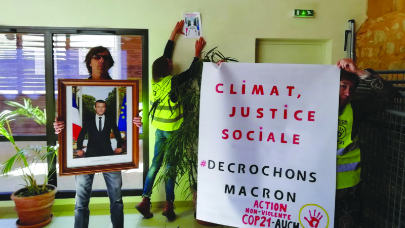 «Climat, justice sociale – Décrochons Macron !», Le collectif «Action Non Violente - COP 21 Auch» passe à l’action