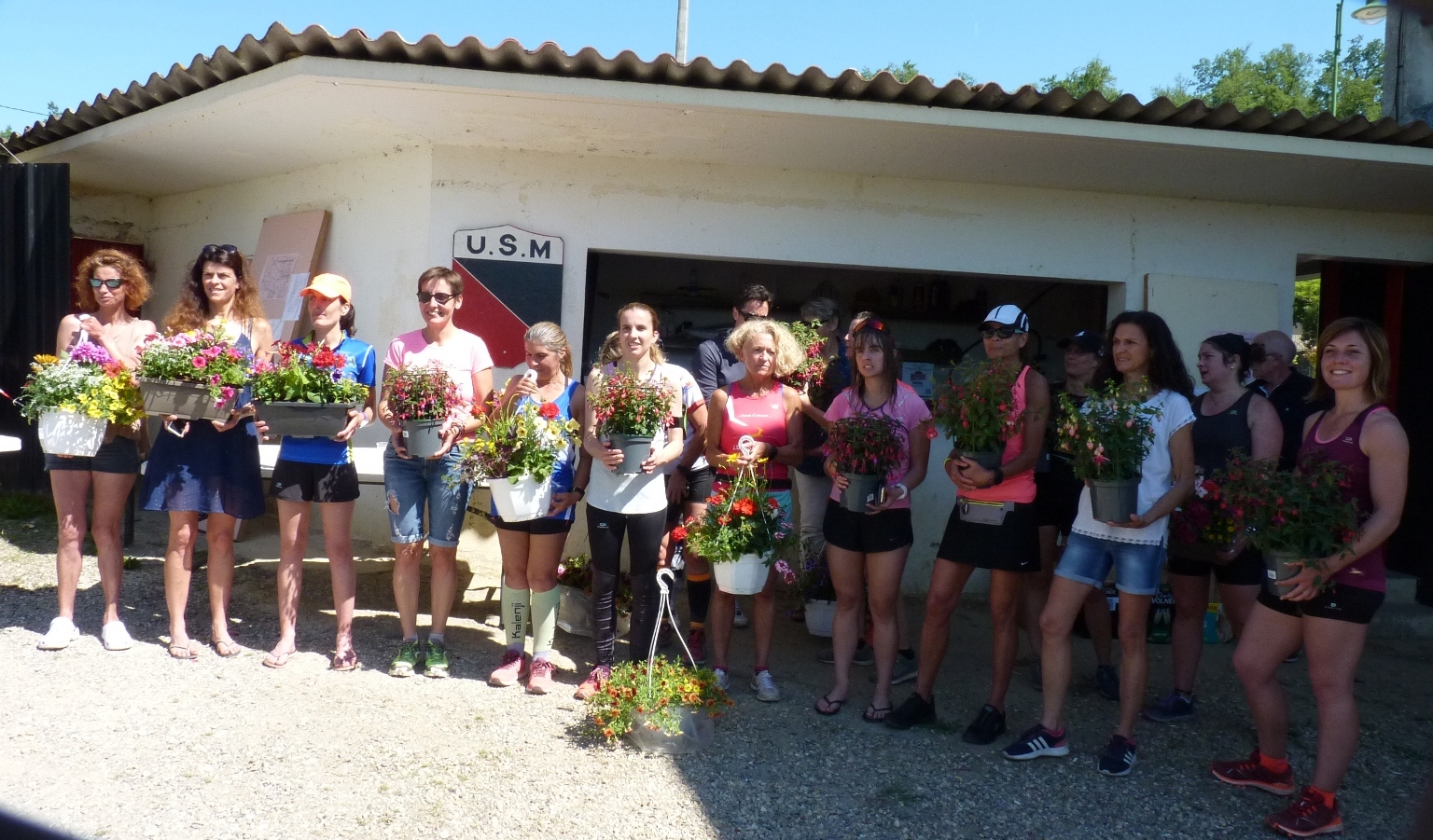 La remise des fleurs à toutes les féminines