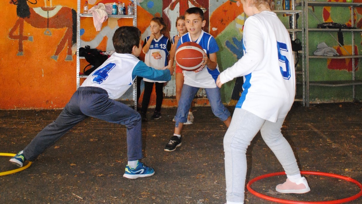 Pour que les enfants jouent dès l'école au basket, certes, mais pas que...