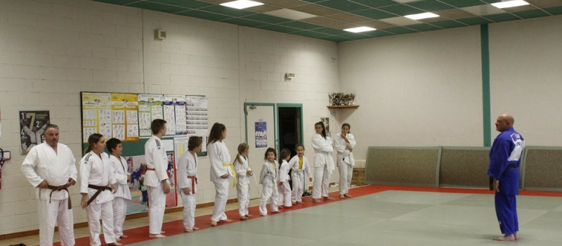 Au dojo, remise de ceintures.