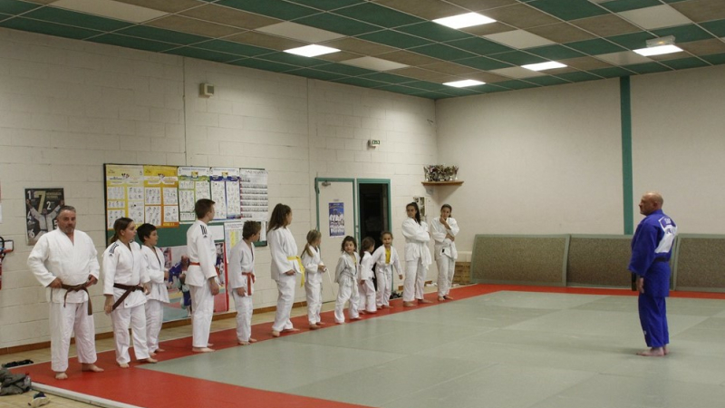 Au dojo, remise de ceintures.