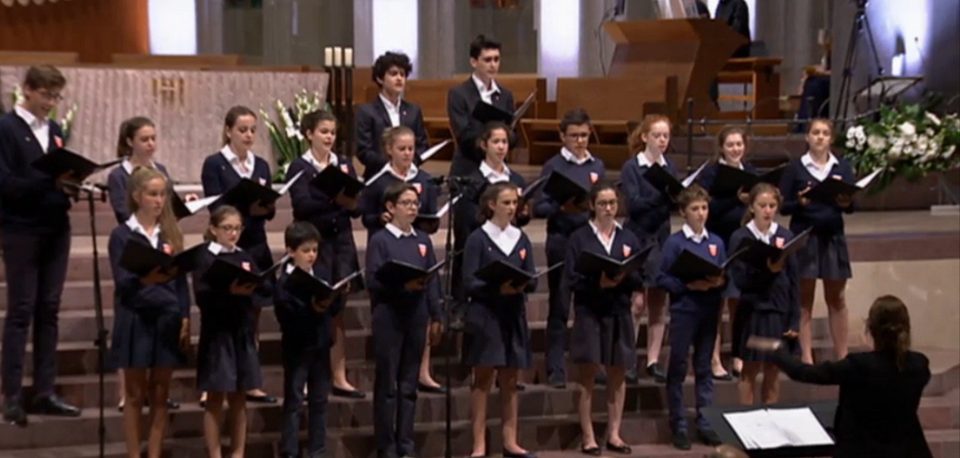 A la Sagrada Familia, lors du 42ème Congrès des Pueri Cantores à Barcelone en 2018.