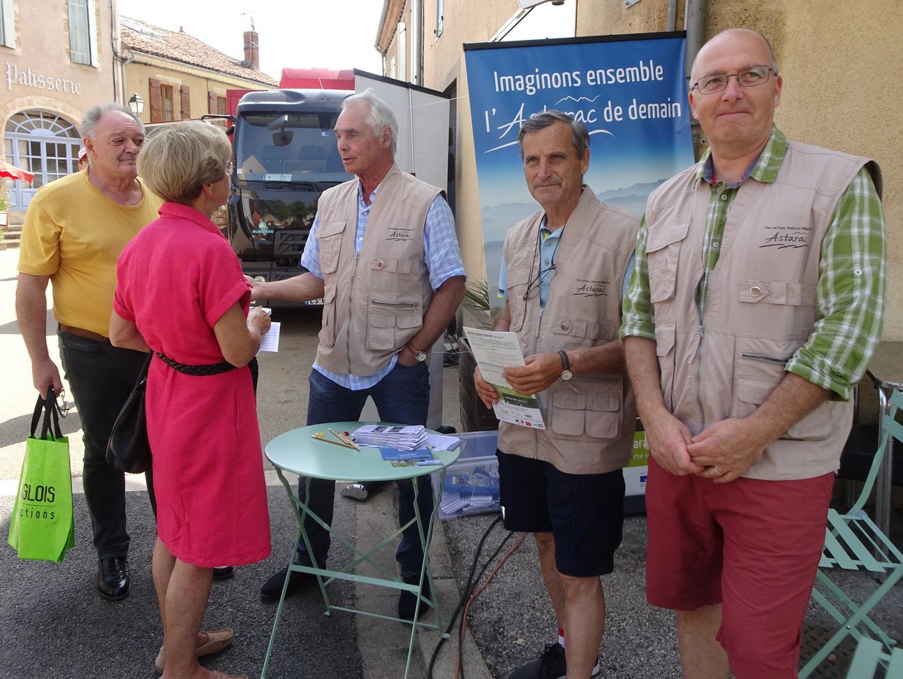 Sur le marché de Seissan, les membres communautaires expliquent le projet 