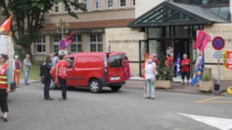 Les syndicats représentant les aides à domicile et les personnels d'EHPAD devant le Conseil Départemental.