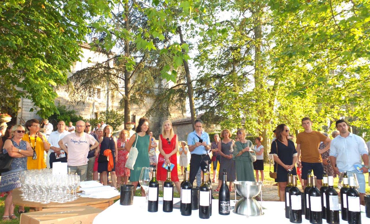 Après la présentation des NMA, la dégustation se profile dans les jardins du château.