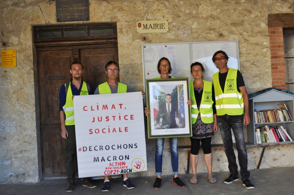 Les militants devant la mairie de Castelnau-Barbarens