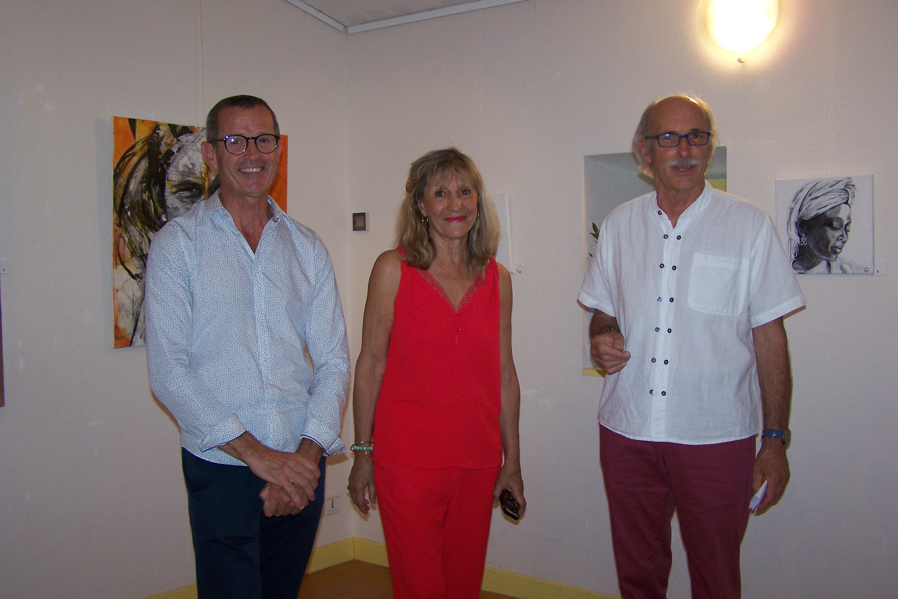 L'artiste entourée de Bernard Lauray (à droite de la photo) et Gérard Baurens,maire de Montaut.