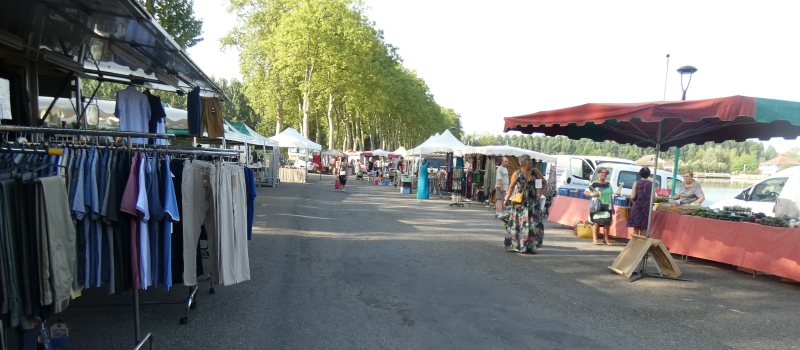 Le marché hebdomadaire a rejoint le lac