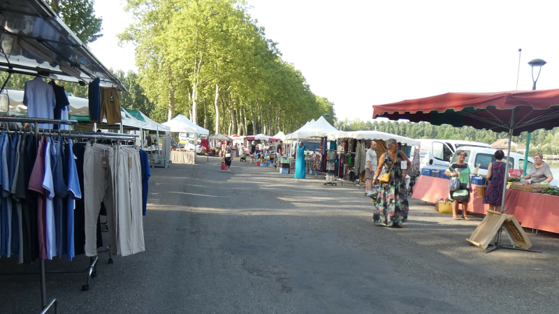 Le marché hebdomadaire a rejoint le lac