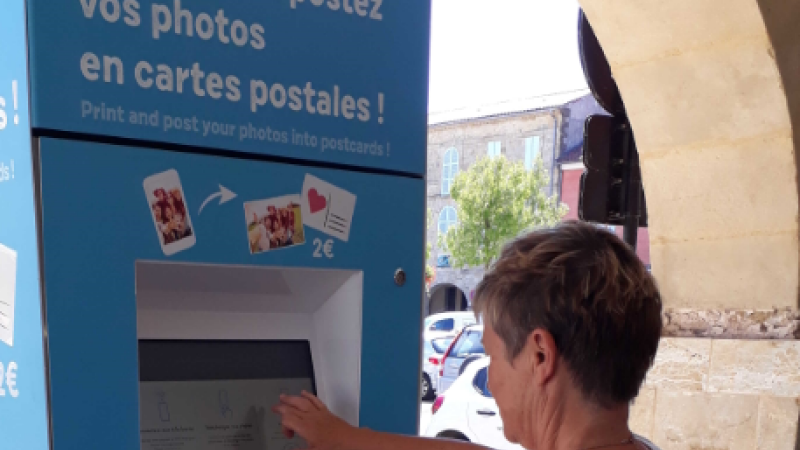Un bureau touristique de La Poste pendant le Festival