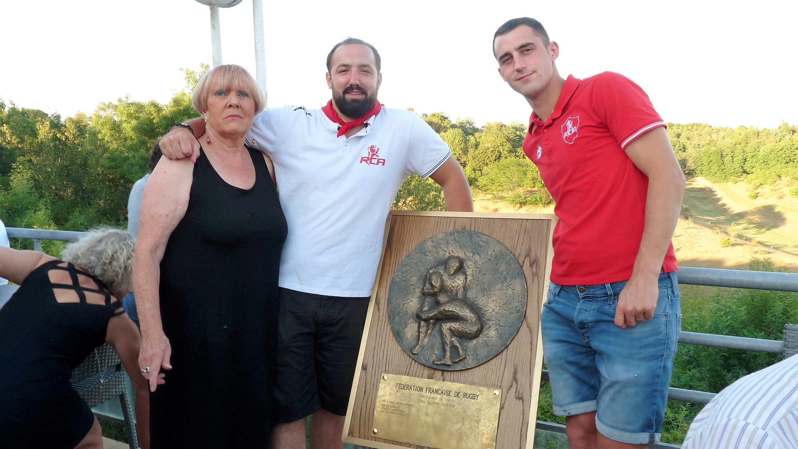 Claudine Valade, présidente de l'Association, avec Clément Candelon et Mathieu Vignes