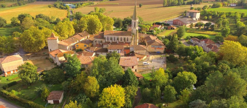 Marché de potiers et concert à l'église dans un des plus beaux villages de France