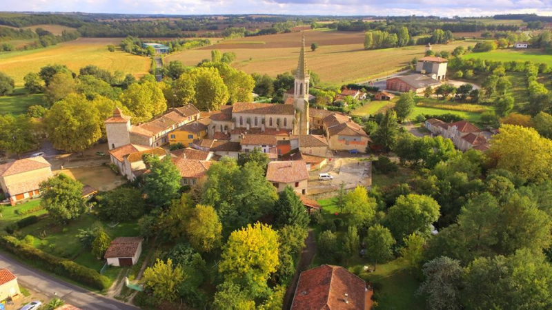 Marché de potiers et concert à l'église dans un des plus beaux villages de France