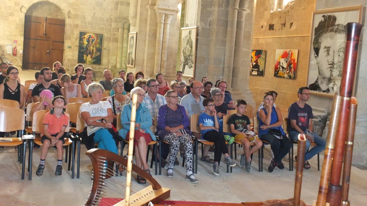 Concert dans l'Abbaye - En arrière-plan, un avant-goût de l'exposition Chambas !