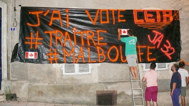 Les JA 32 manifestent devant la permanence du député LREM