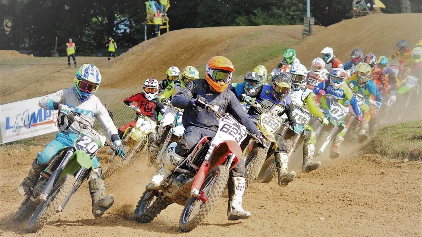 Au premier virage après le départ, les pilotes dans une même attitude : c'est le "bottocross" !