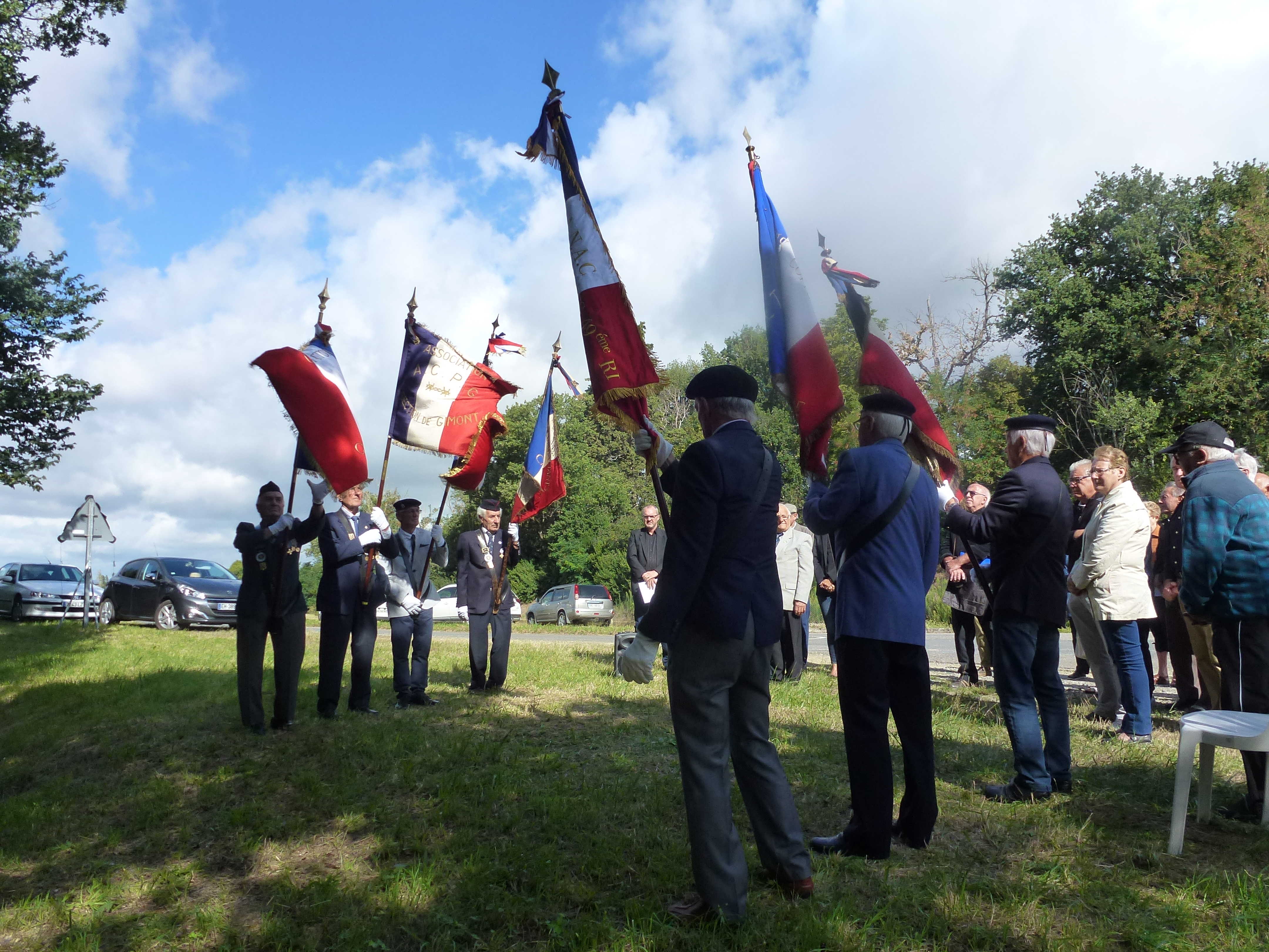 Les porte-drapeaux ont eu bien du mérite ; le vent soufflait fort...