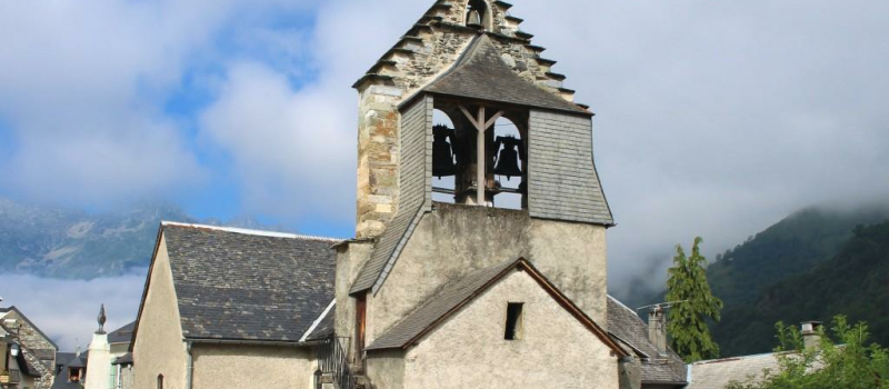 La cloche du village de Betpouey héliportée