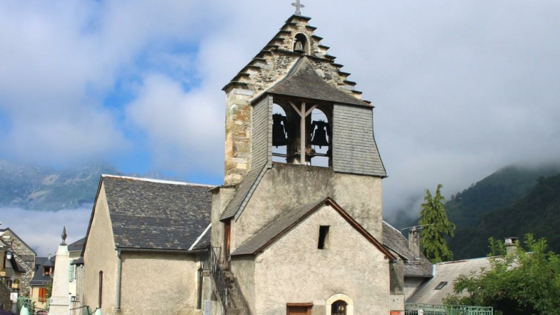 La cloche du village de Betpouey héliportée