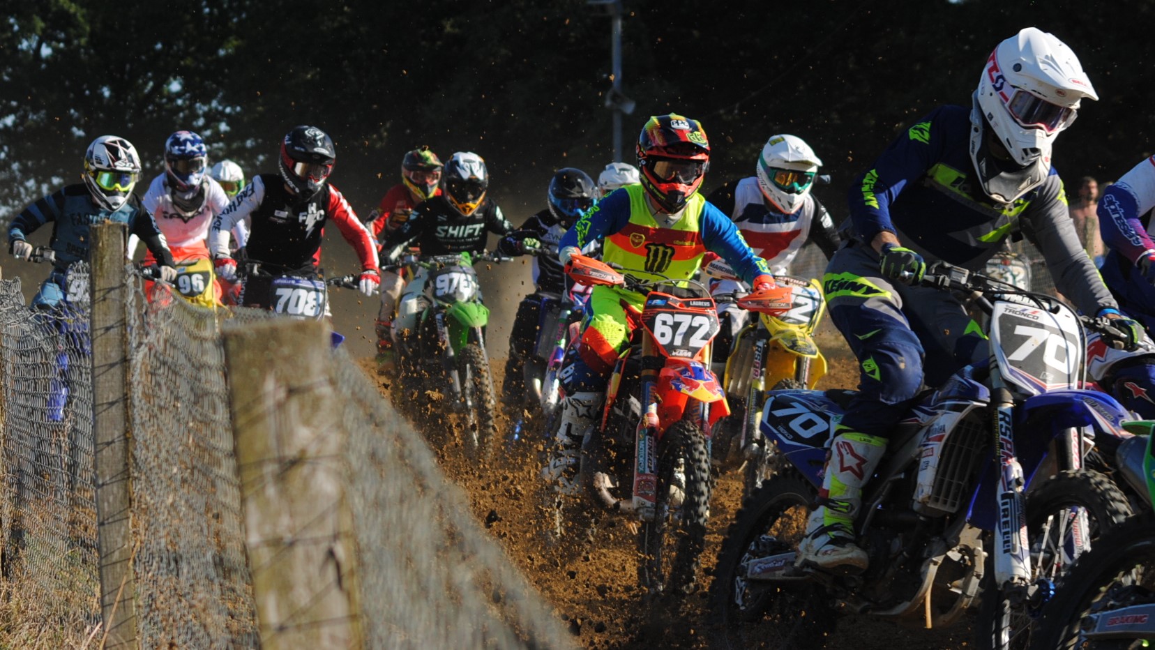 30 pilotes au départ pour une seule place au 1e virage... et s'offrir le "holeshot" !