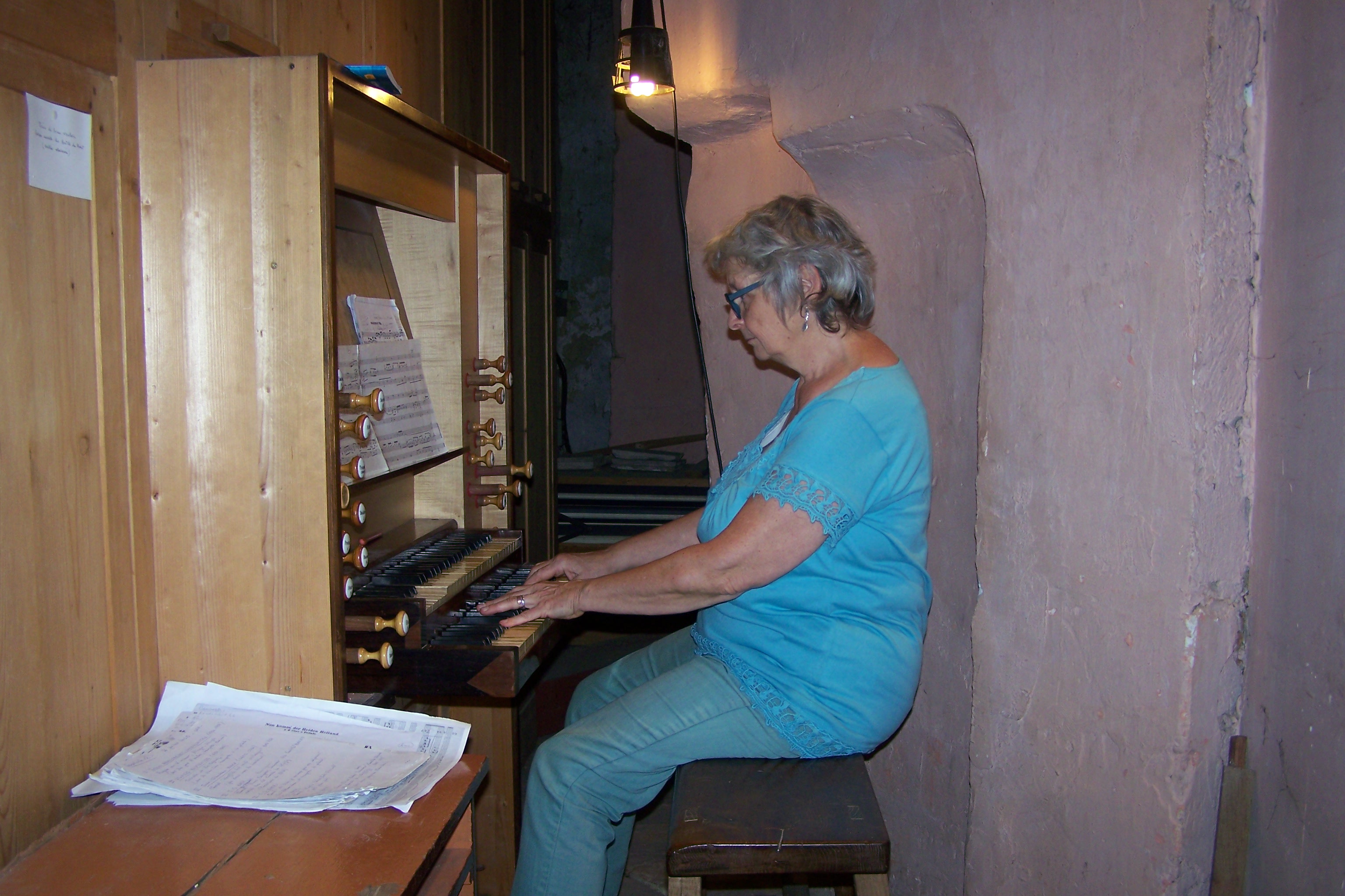 Anne-Cécile Dumoulin devant l'orgue de l'église de Mauvezin