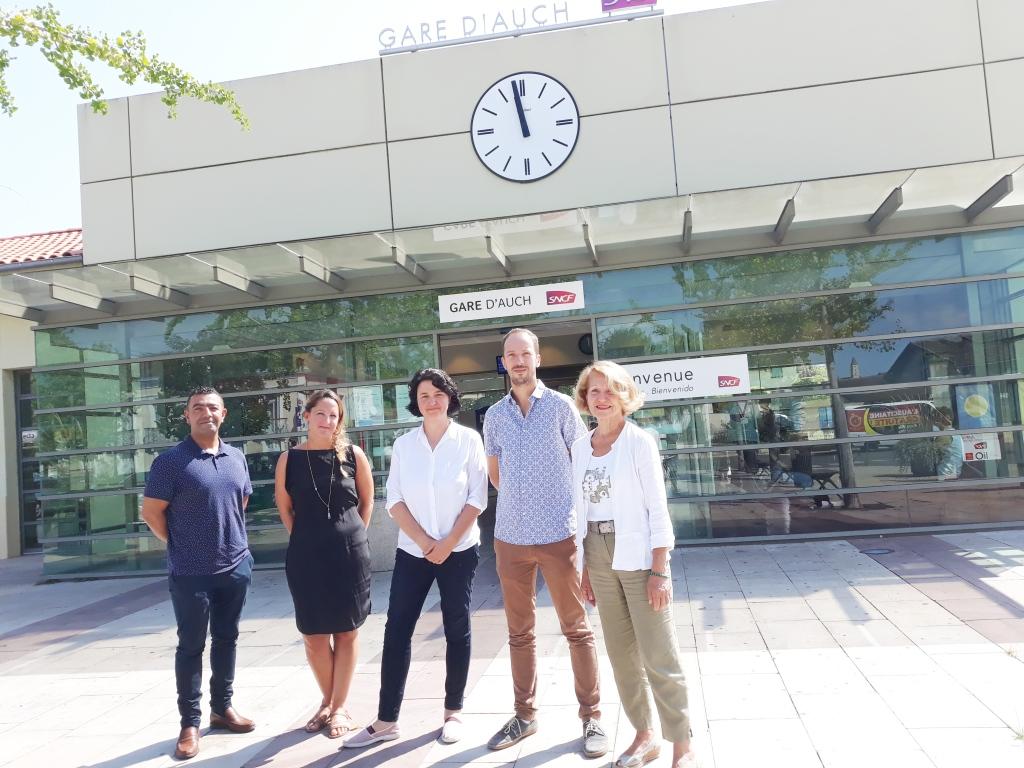 Marie-pierre Desbons entouré de Charaf Mouhouche, Julie Ribet, Areski Prieux et Christiane Camou