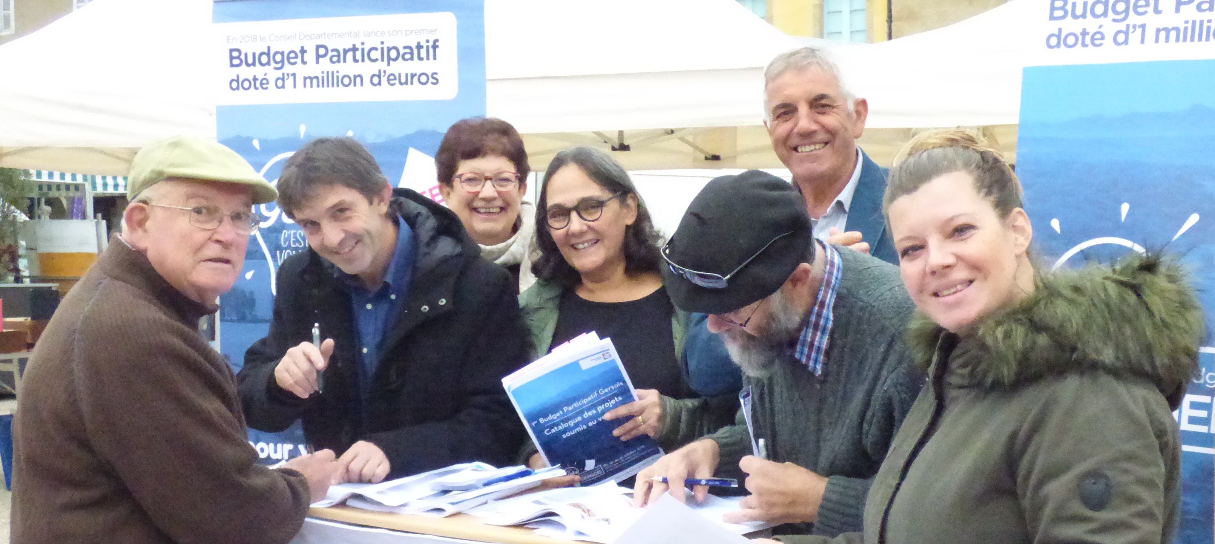 Une rencontre conviviale sur la place de Marciac, en 2018