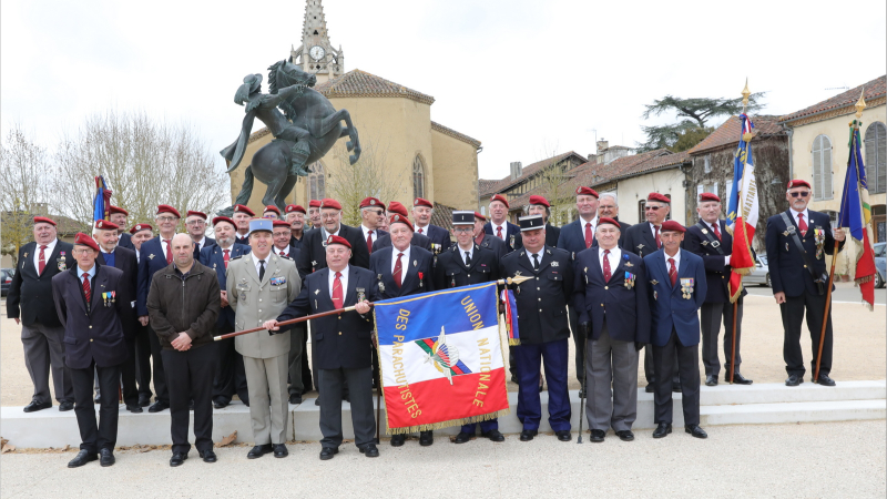 Les parachutistes se rassemblent pour  fêter leur saint patron