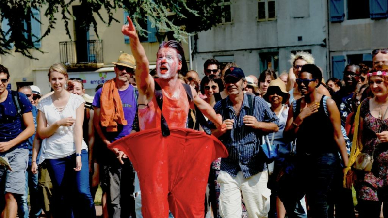 N'amasse pas mousse : Arts de la rue et spectacles interactifs