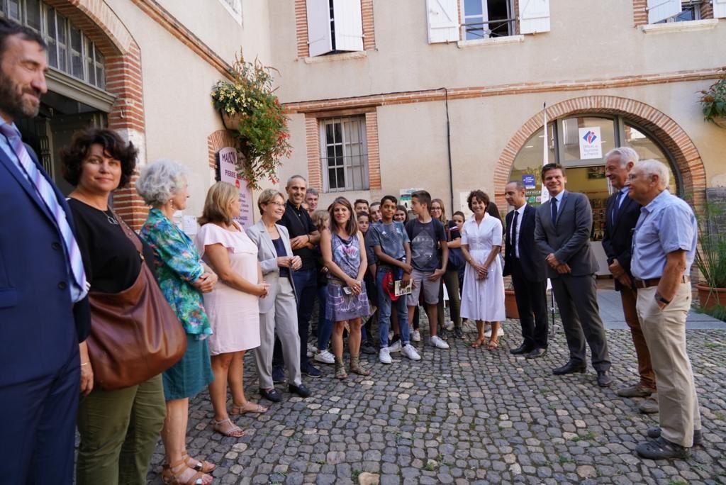 De droite à gauche

Marc Montiel, Jean Luc Deprince, maire de Beaumont, Benoît Delaunay, recteur, Anne Val directrice de cabinet du recteur, des élèves du collège Jean Paul Laurens, puis Sabine Boltana, Thomas Ricaud et Claire Adélaïde Montiel de Fermat Science, Mme Pelissier, principale et Mme Boissié, professeur de mathématique du collège de Beaumont de Lomagne, Mme Mothes et Ludwig Ropert, proviseur du lycée professionnel de Beaumont.