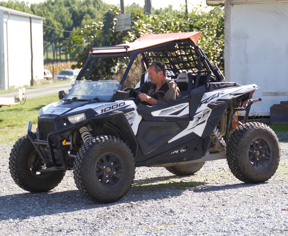 Éric pilote un SSV Polaris.
