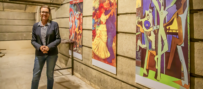 Exposition de trognes sculptées et d'une rose au château Bouscassé