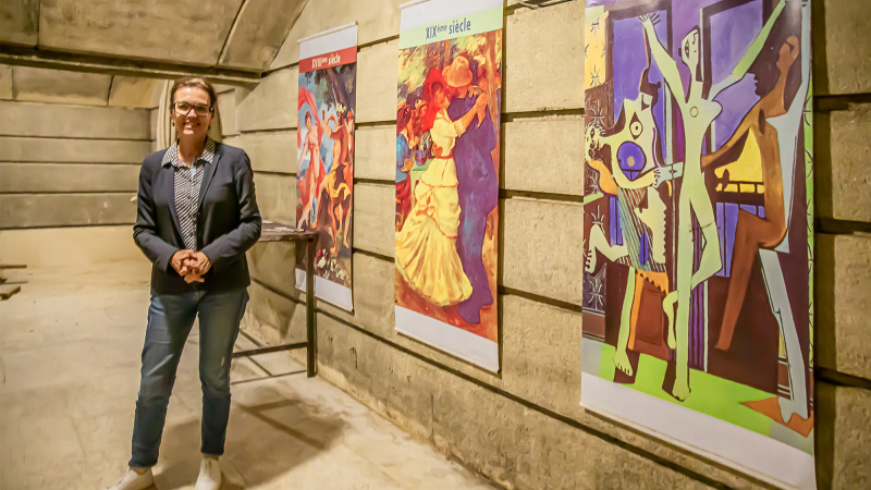 Exposition de trognes sculptées et d'une rose au château Bouscassé