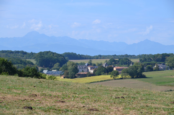Où l'on aperçoit le sanctuaire Marial Notre-Dame de Garaison et la chaîne pyrénéenne