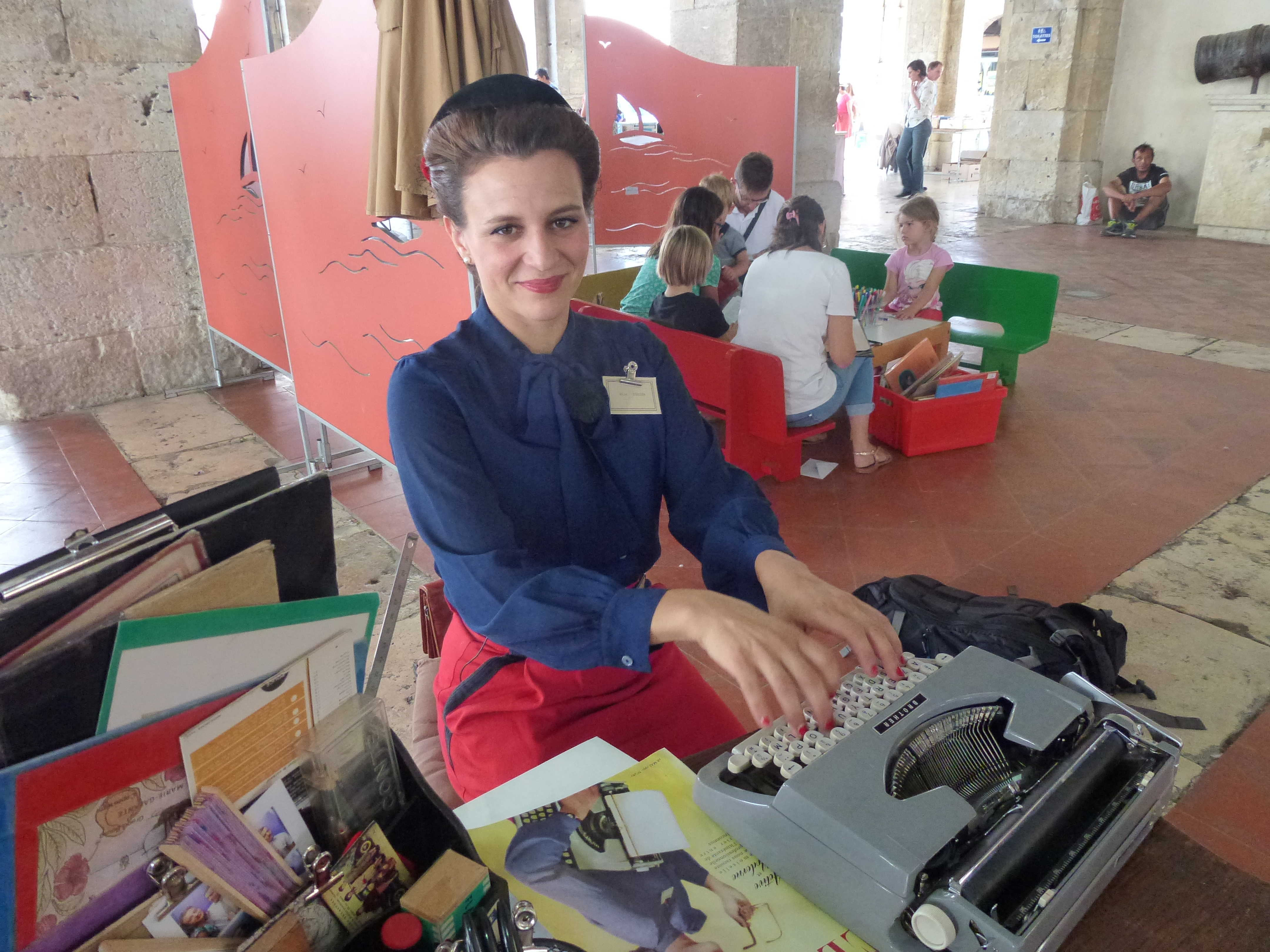 Mademoiselle Thérèse, une pro de la frappe sur une Remington !