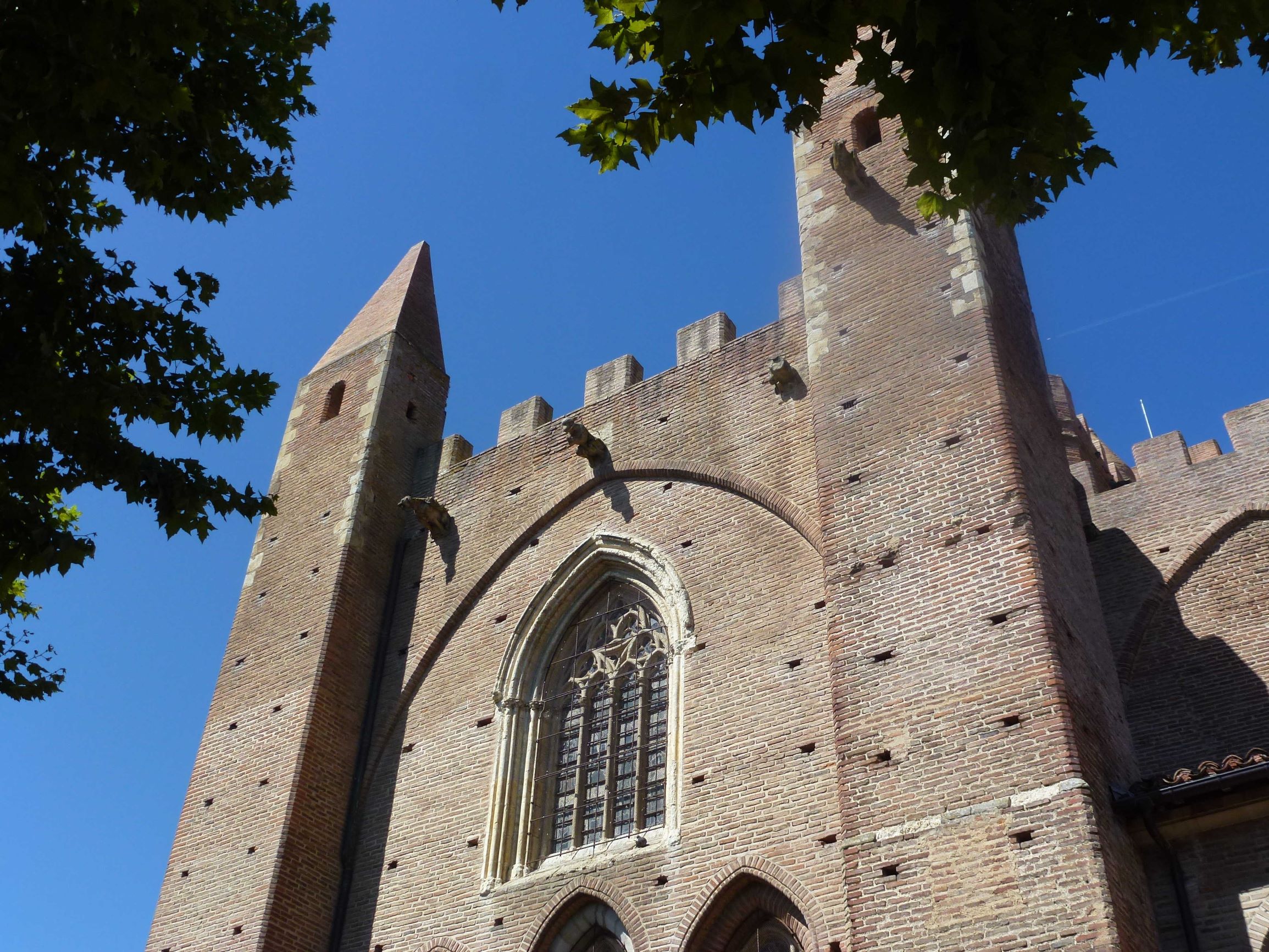 L'antenne va-t-elle concurrencer, en hauteur, le clocher de l'église abbatiale Notre-Dame-de-l'Assomption ?