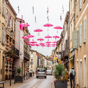 La rue Nationale avec parapluies et soutien-gorges roses 1bis 041019.jpg