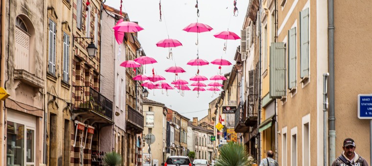 La rue Nationale avec parapluies et soutien-gorges roses 1bis 041019.jpg