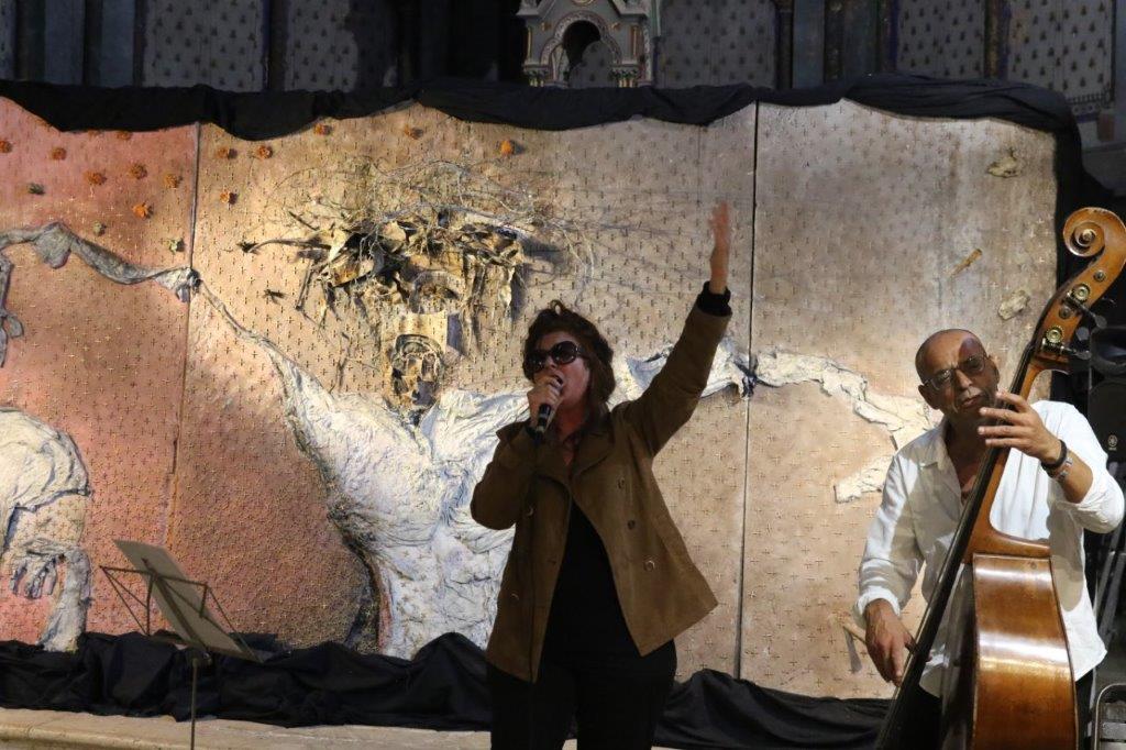 Christine Fort chante accompagnée d’un contrebassiste, avec en toile de fond, le triptyque de Michel Campistron 