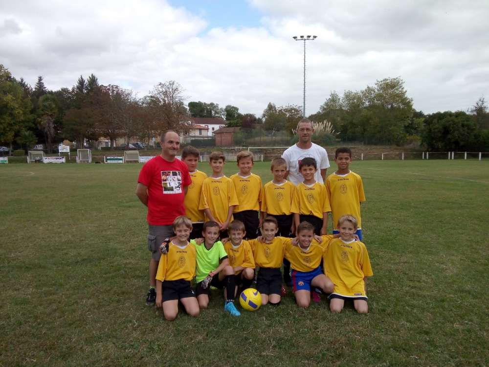Photo: les U11 à Estang avec leurs entraineurs N. Haskens et J. Dumont .