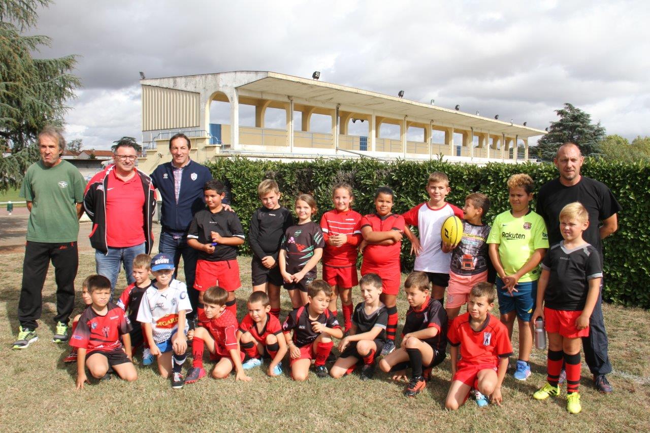 Photo souvenir avec les minimes de l’école de rugby 