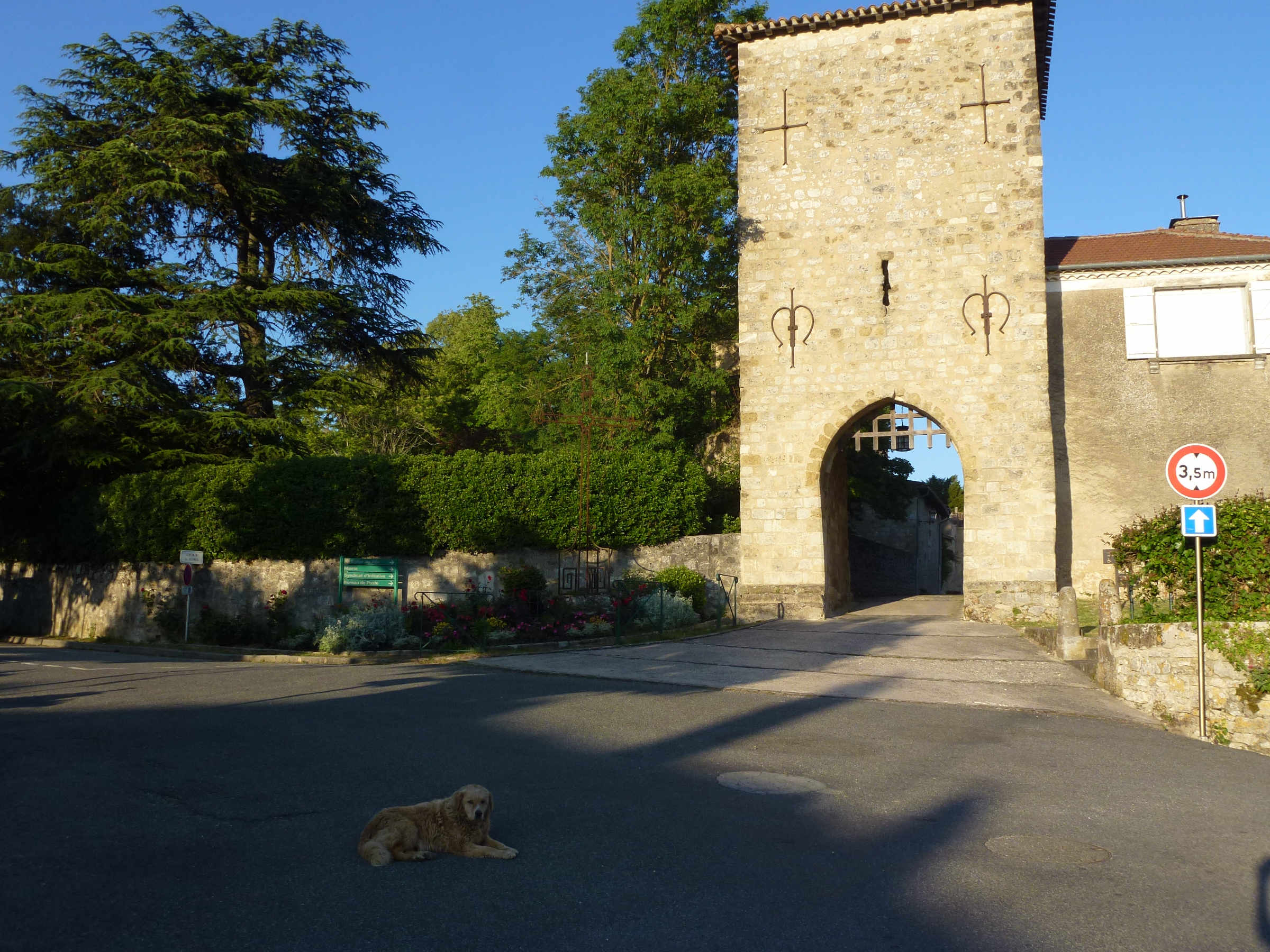 La salle des fêtes est sur votre gauche mais surtout faites très attention à la vedette locale !
