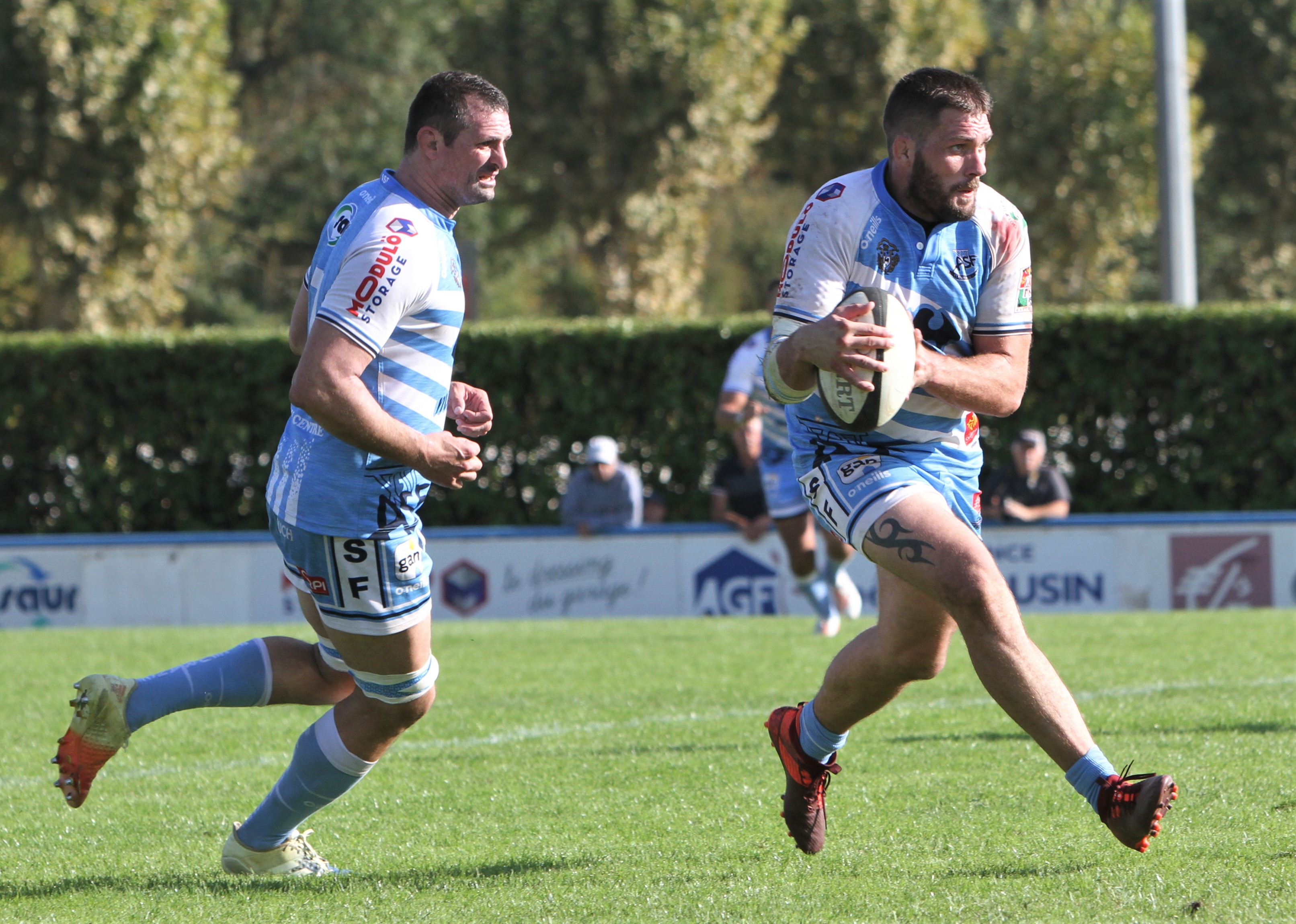 Sous les yeux de son capitaine Damien Camacho, Jérôme Clermont envoie du jeu.