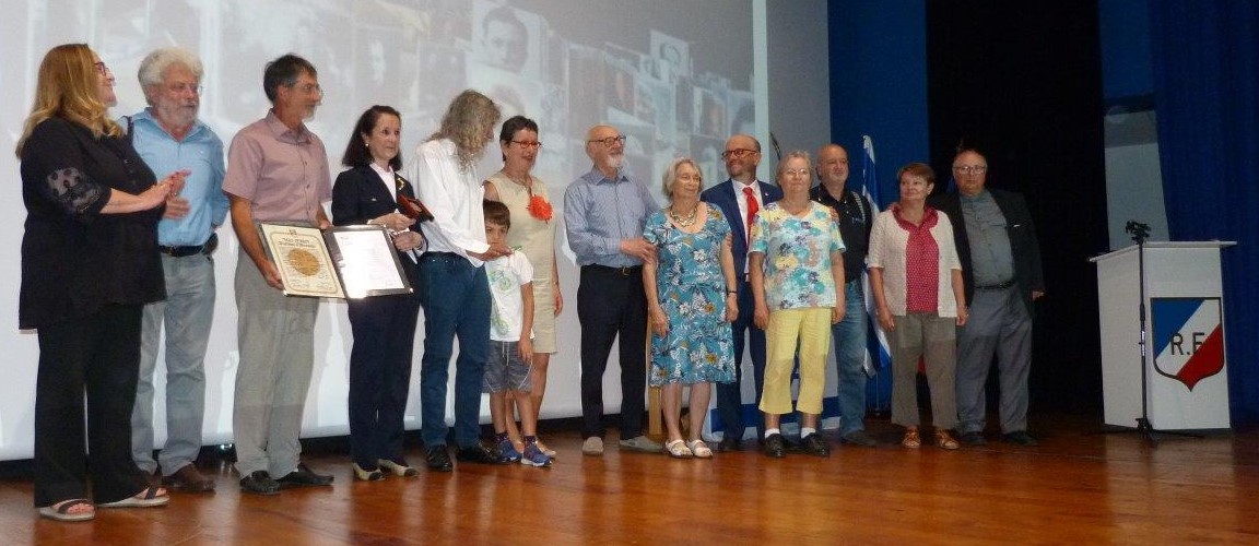 La famille honorée en juste place