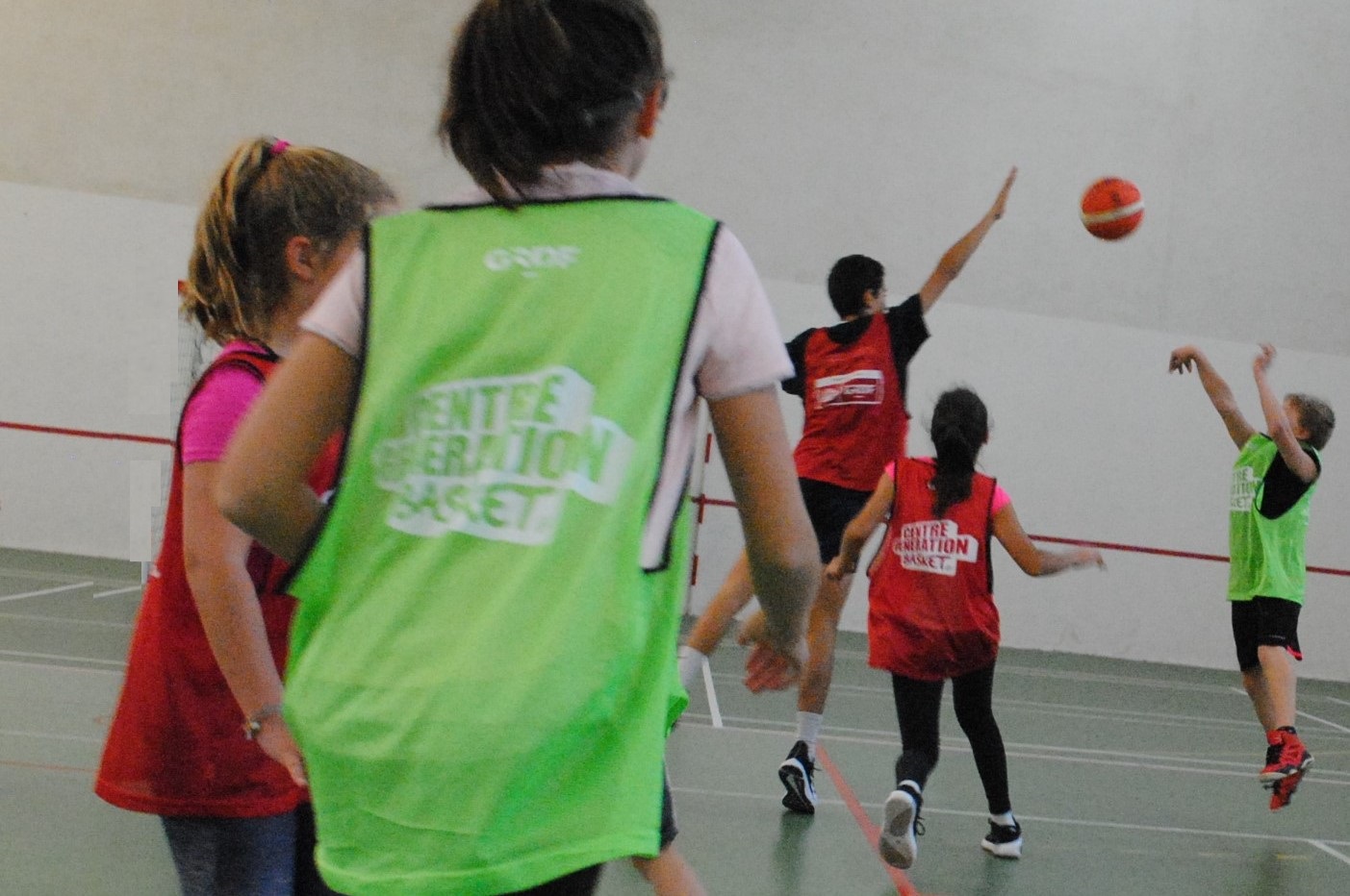 Garçons, filles, petits et grands : tout le monde en action !