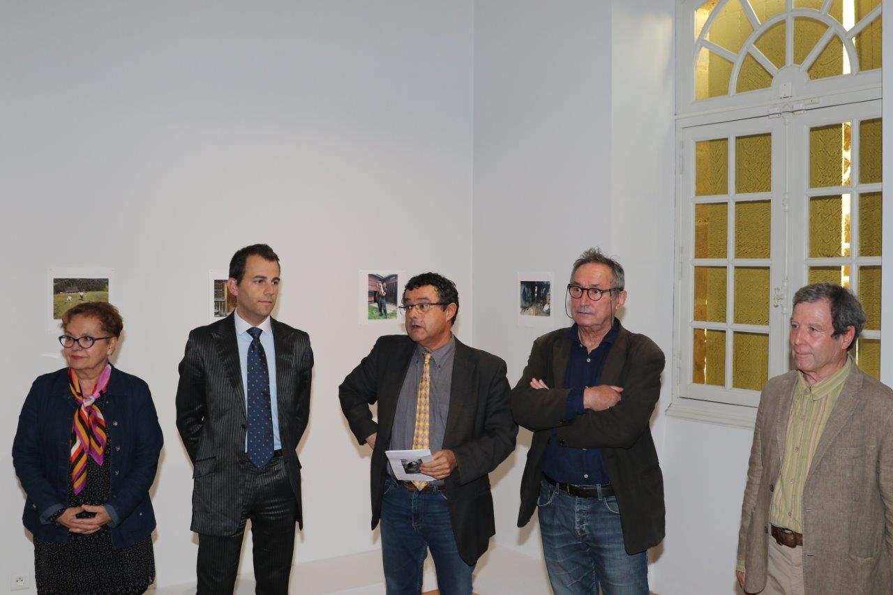 Michel Hue, au centre de la photo, présente l'exposition - Photo Marc Le Saux