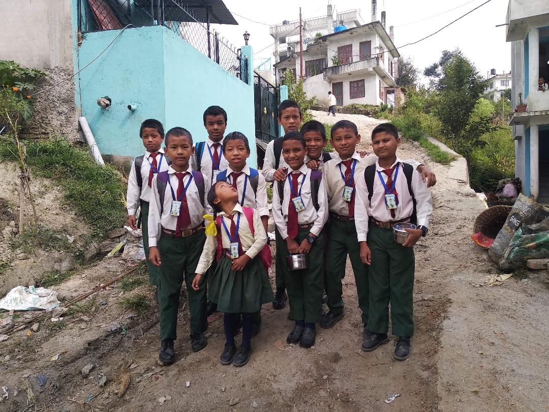 Retour de l'école pour les orphelins de Phutung