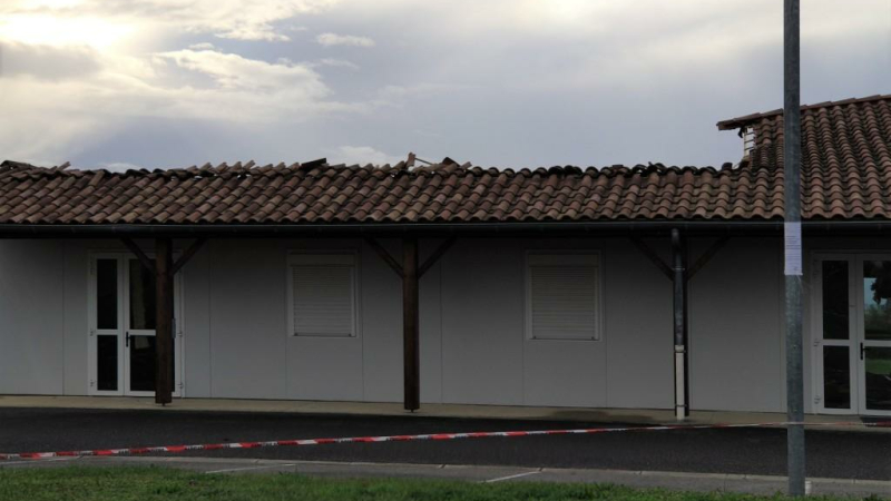 Le toit de la salle des associations s'effondre