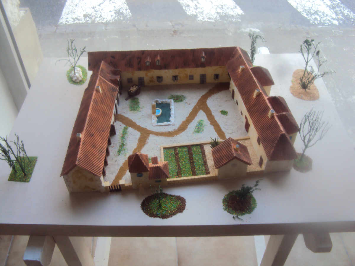 La maquette d’une grange cistercienne restaurée. Elle a été réalisée par Joël Capot et est visible à l’Espace-Bastides.