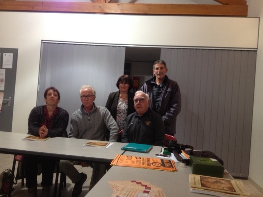 Le groupe Mémoire des villages et les responsables de l'association